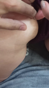新娘勾引了男人，把她甜美湿润的阴户张开给他