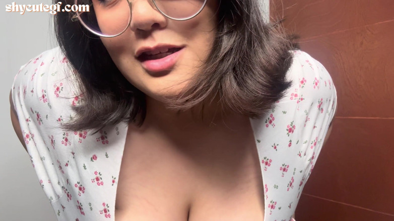 Isabelle Myers BBW: Striptease plinuț care arată sânii și burta