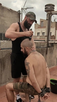 Il padrone barbuto ha uno schiavo maiale peloso e si rade la testa.