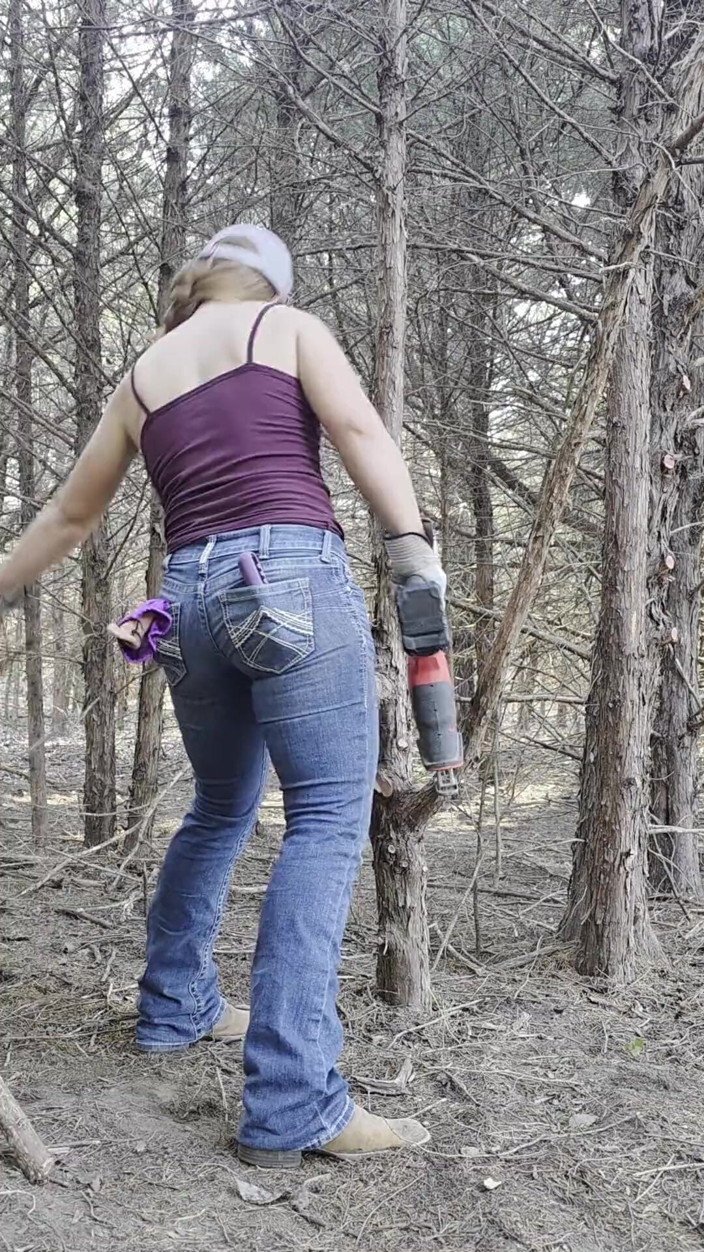 NaughtyRedFarmgirl: Ruda pieprzy cipkę w woods squirting all over