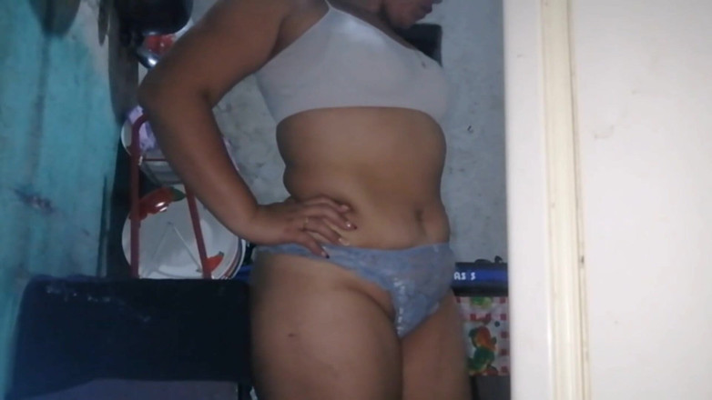 Sexysweet0455: Morena culona seduce a su desagradable padrastro.