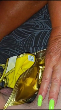 Mama vitregă într-un costum de baie de aur a fost futută