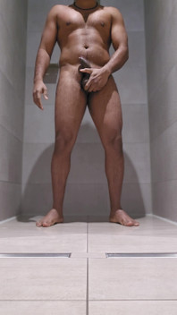 Mandi di bilik bertukar gim