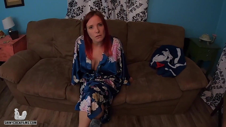 Jane Cane: Une belle-mère fait un footjob à son beau-fils avec ses pieds...