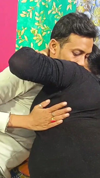 Een Desi-meisjesleningsbeambte beloofd om seks te geven