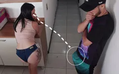 Eu não conseguia parar o pau ereto do amigo do meu marido, eu fiz sexo com ele enquanto o corno estava no chuveiro