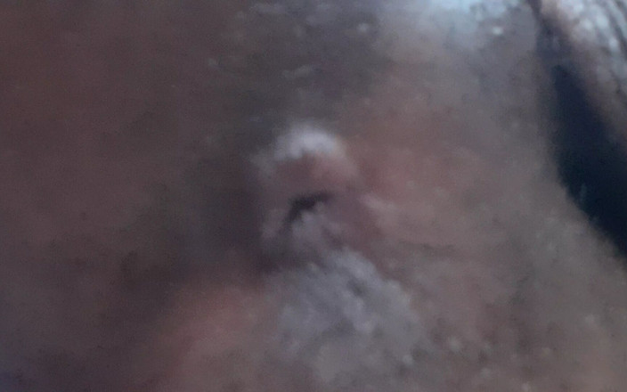 Che: Taruh Minyak di anus dan taruh di jari