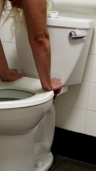 Máy bay bà già được đụ trong nhà vệ sinh nam được hứng tinh lên mặt
