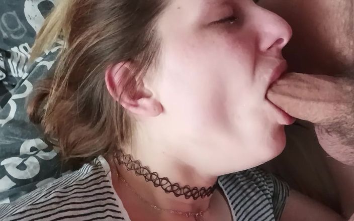 vuana: Echter amateur selbstgedrehter blowjob am bett: sperma im gesicht &amp; schlucken