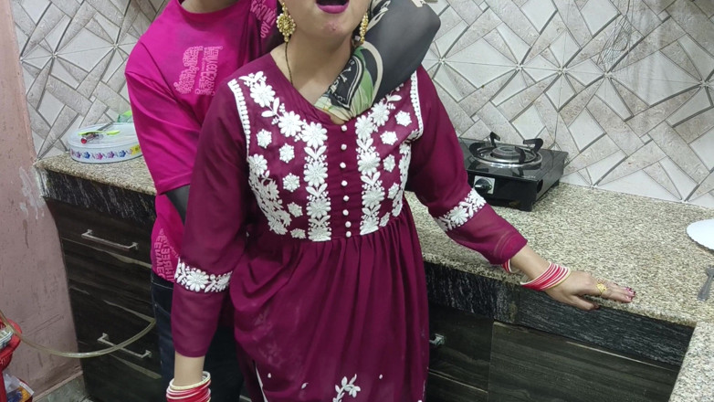 Hornycouple149: Bhabhi desi India dikongkek keras oleh abang iparnya di dapur...