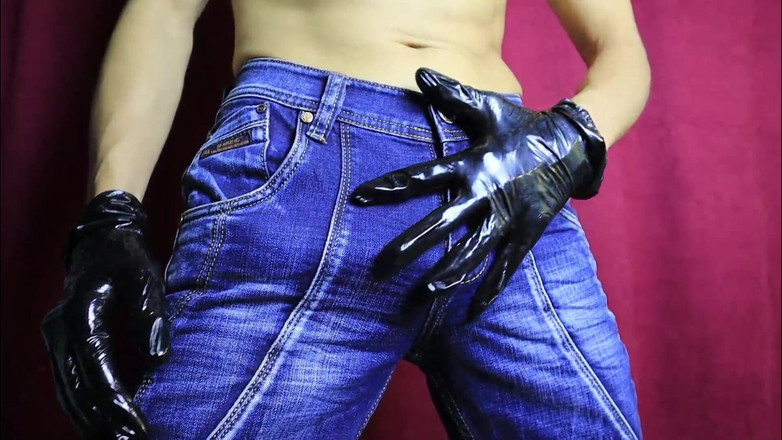 SEXY_GUYBEST: Seksowny facet w dżinsach i rękawiczkach pieści swojego wielkiego gorącego...
