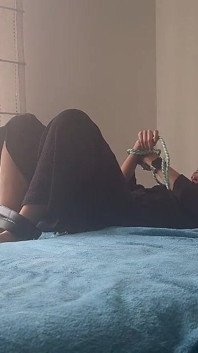 Sváže mě a pak se na mě podívá, aby měla orgasmus