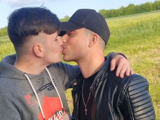 boyzxy212: Gay pár kouří, líbá, kouří a stříká venku