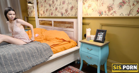 Sis Porn: Üvey kız kardeş erkek arkadaşını bekleyemedi ve büyük erkek kardeşini...