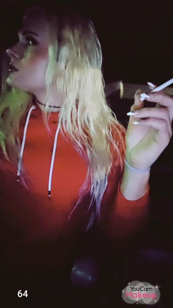 Darkfetish2k: Tranny hút thuốc nóng bỏng của 120 ở nơi công cộng