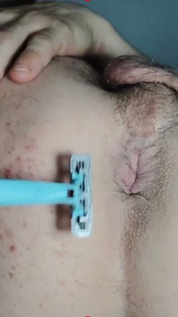 Il maiale si rade il sedere