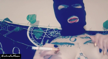 Estrella Steam: 戴面具的女孩一边抽烟一边抚摸她的大奶子