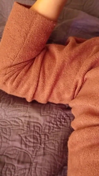 Moje kamarádka z venkova mluví se svým přítelem, zatímco ji šukám, je to skutečná děvka