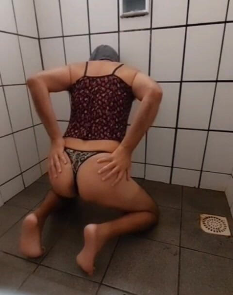 Ladysilvas: Ladysilva face spectacol în chiloți în baie