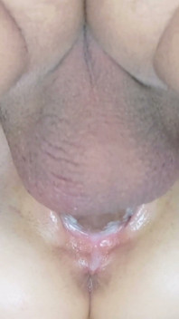 きつく濡れたティーンの膣が伸びて中出される