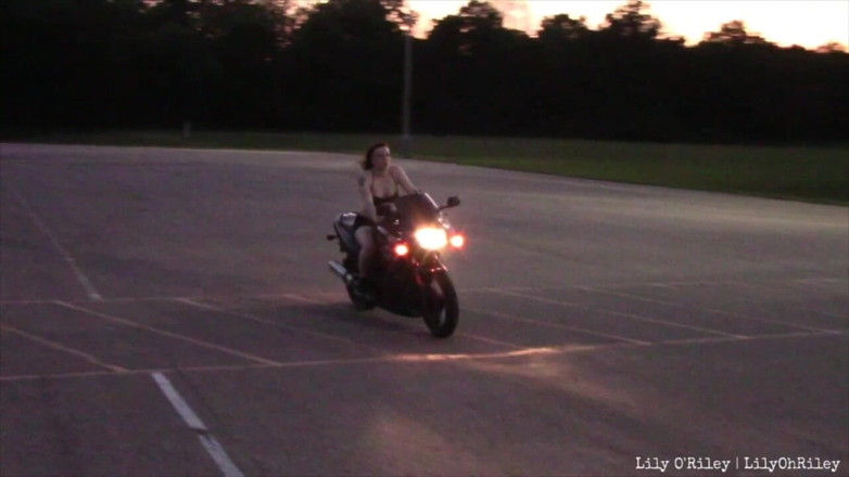 Lily O'Riley: Bikini Sportbike Riding (wmv)