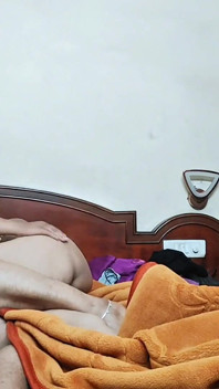 印度德西熟女bhabi作为一个应召女孩去酒店，真正的印度继母妈妈有美丽的屁股的丰满女人