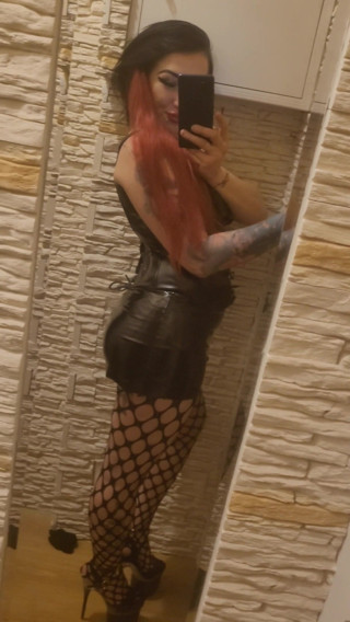 KatrixandCaliforniaLatex: Göttin posiert in latex und zeigt ihren saftigen arsch
