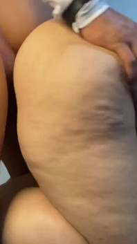 Pantat montok istri bosku dientot gaya doggy di kamar hotel. Rekaman seks asli