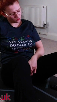 La ragazza yoga nerd viene scopata da una macchina da scopata