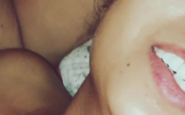 Hot Sis: Azgın latika büyük yarakla eğleniyor