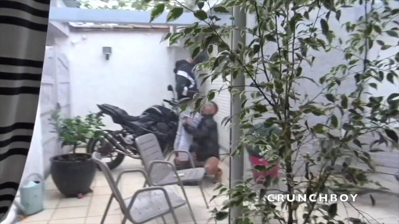 Gaybareback: Cadela fodida em pêlo por motociclista hetero