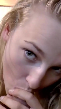 Sexy mladá blondýnka je ošukaná cizím masivním ptákem a kouří