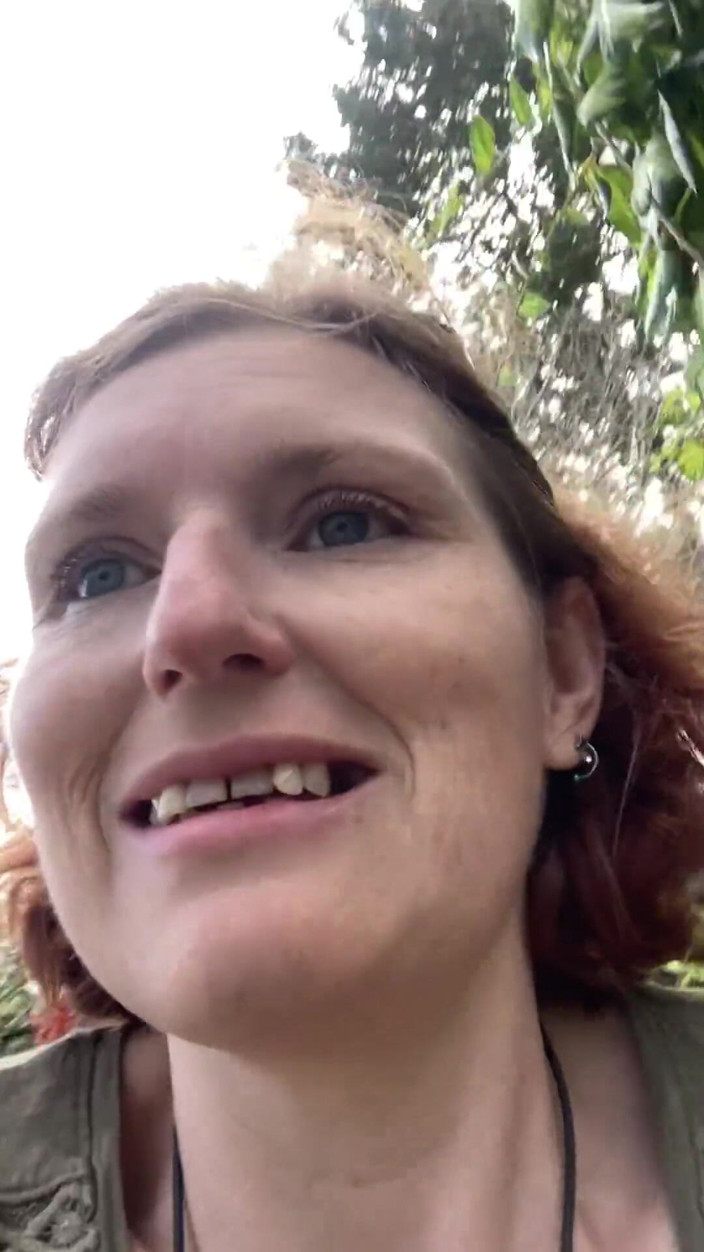 MistressWriggler: Pachnąc moimi śmierdzącymi palcami cipki w zacisznym ogrodzie, nie zdając sobie...
