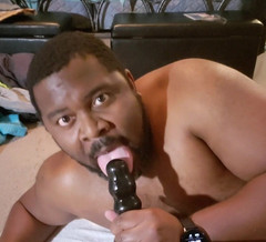 MrGoudreauXXX: Poté, co jsem hodil zadek zpět na menší dildo, jsem...