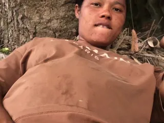Cô gái Dominica thủ dâm ngoài trời