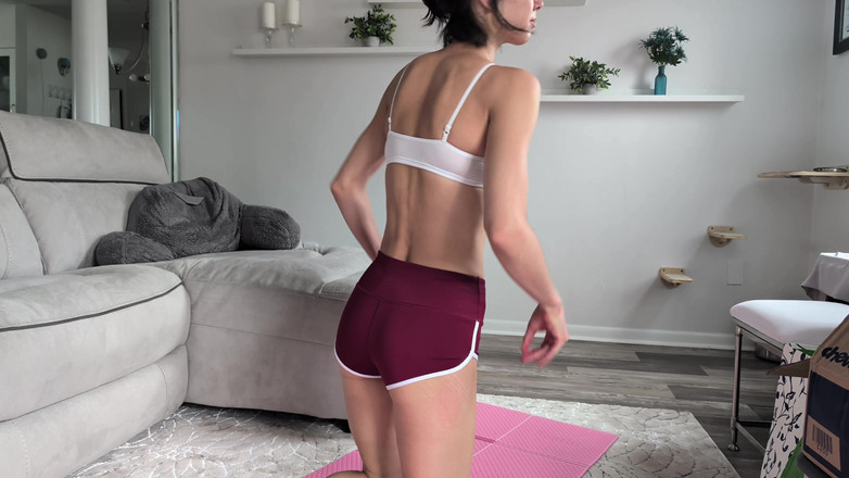 Ms_Emmy_Lynn: Sfw rozciąganie w małych szortach i białym staniku