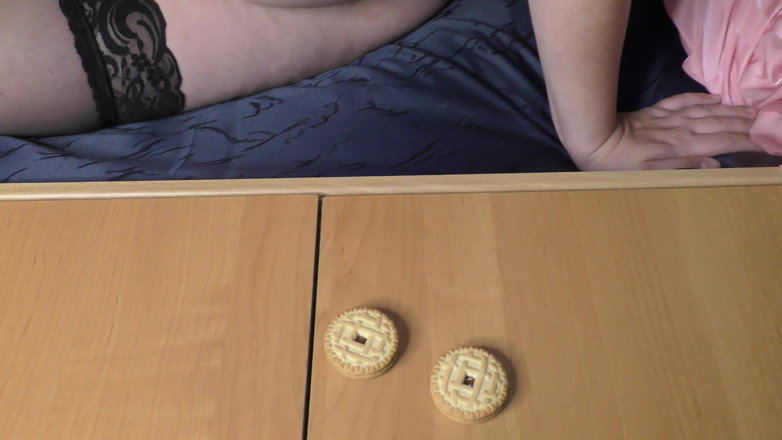 Milky Mari: La moglie traditrice con grandi tette mangia biscotti coperti di...