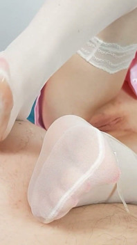 POV nylon voetenbeurt in witte netkousen en klaarkomen op voeten - Dame Olga 1080p (076b)