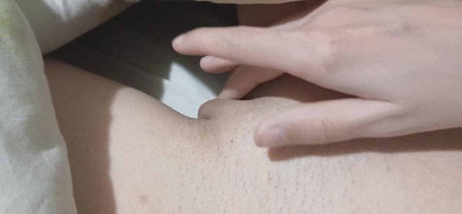 Lesbian-candys: Je me masturbe à côté de ma demi-sœur la nuit