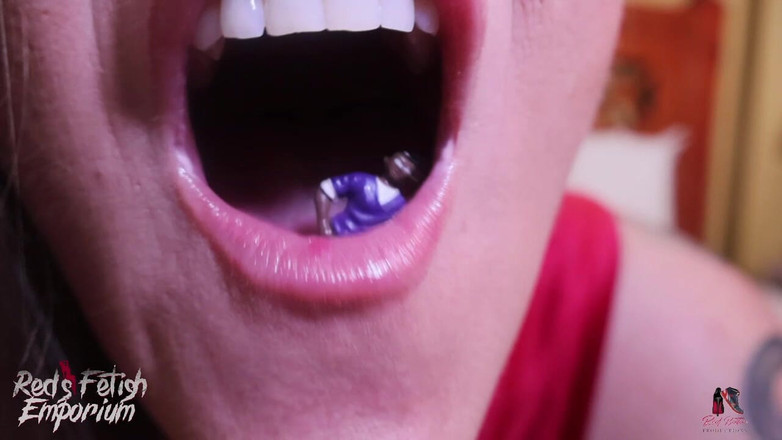 Reds Fetish Emporium: 자이언트 미스 휘트니는 당신을 축소