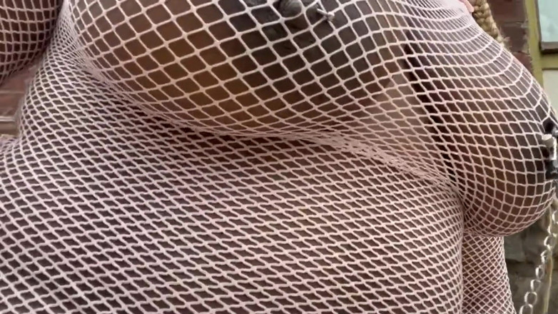 Super sexy ebony cuties: Rondlopen in visnetjurk en mijn poesje neuken op een openbare...