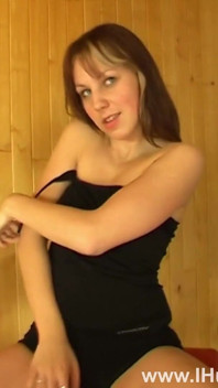 I hunt my cunt - 18yo girl Nicole rubbing one out in a gym