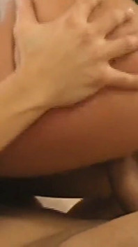 Gagica face o slujbă cu țâțe, apoi este futută anal