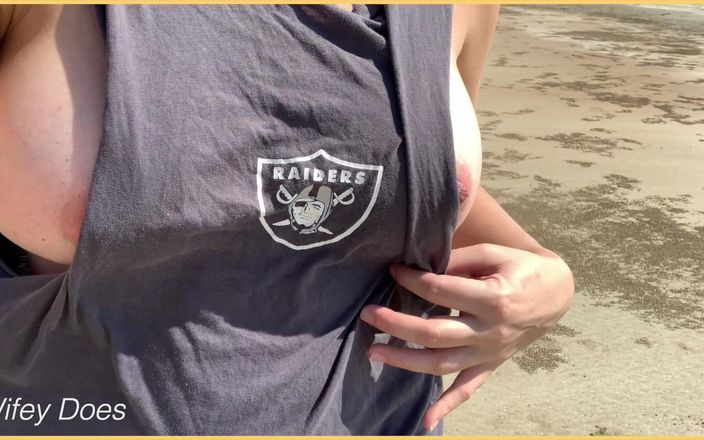 Wifey Does: Wifey camina por la playa completamente desnuda