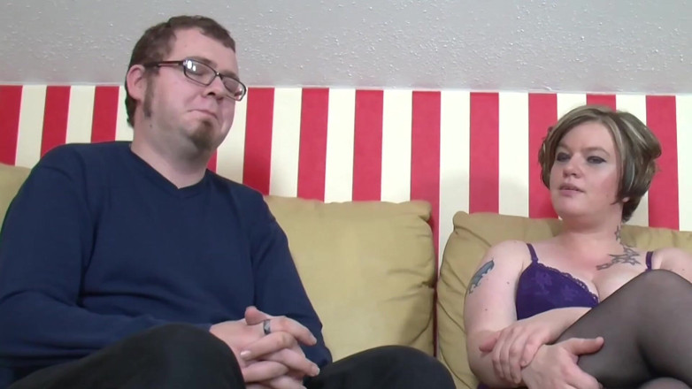 Deutsche Amateur Pornos: Twee grote pikken voor Hrony Duitse huisvrouw