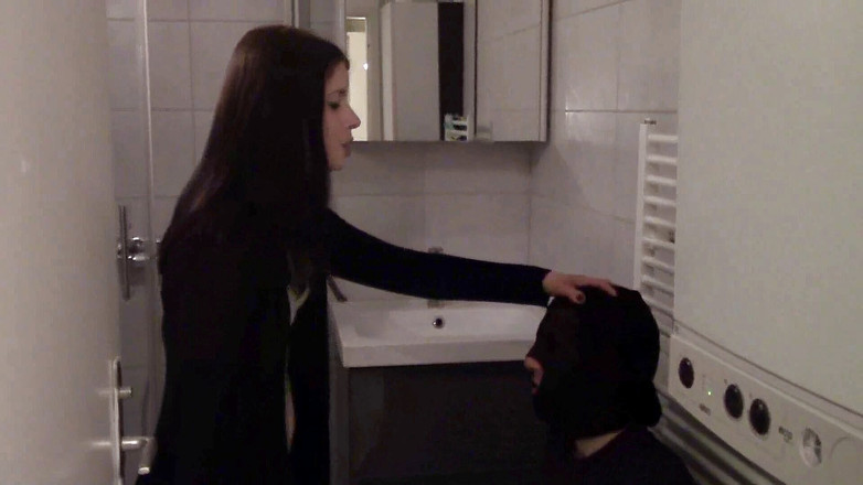 Femdom Austria: Godin Gloria slaat haar slaaf