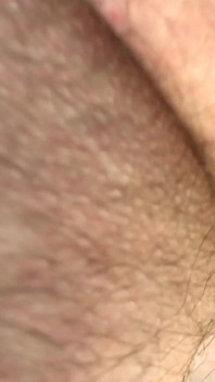 Você quer lamber e foder meu buraco carnudo depois que eu fazer xixi? Close-up mijando, lambendo e fodendo buceta