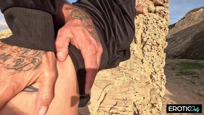 EroticOnlyClips: Tetovaná blonďatá milfka si užívá divoký venkovní sex na pláži