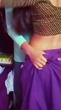 Desi Bhabhi uczyniła męża szczęśliwym, nosząc fioletowe sari