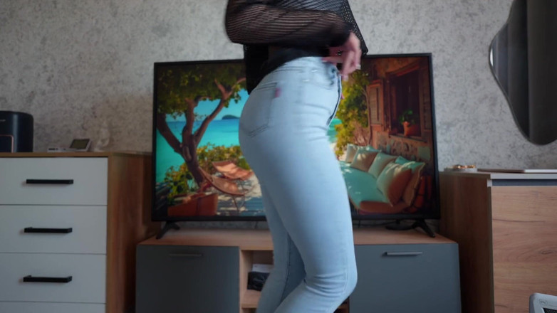 Tori Diamond: 牛仔裤脸坐在第一人称视角！完美屁股牛仔裤试穿